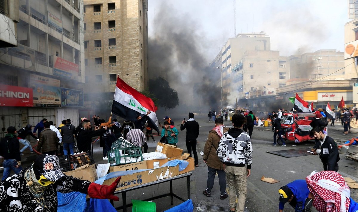 Irako saugumo pajėgos išvaikė protestuotojus sostinėje ir pietiniuose miestuose