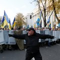 Киев: около Верховной Рады возникли палатки, в столкновениях ранены силовики