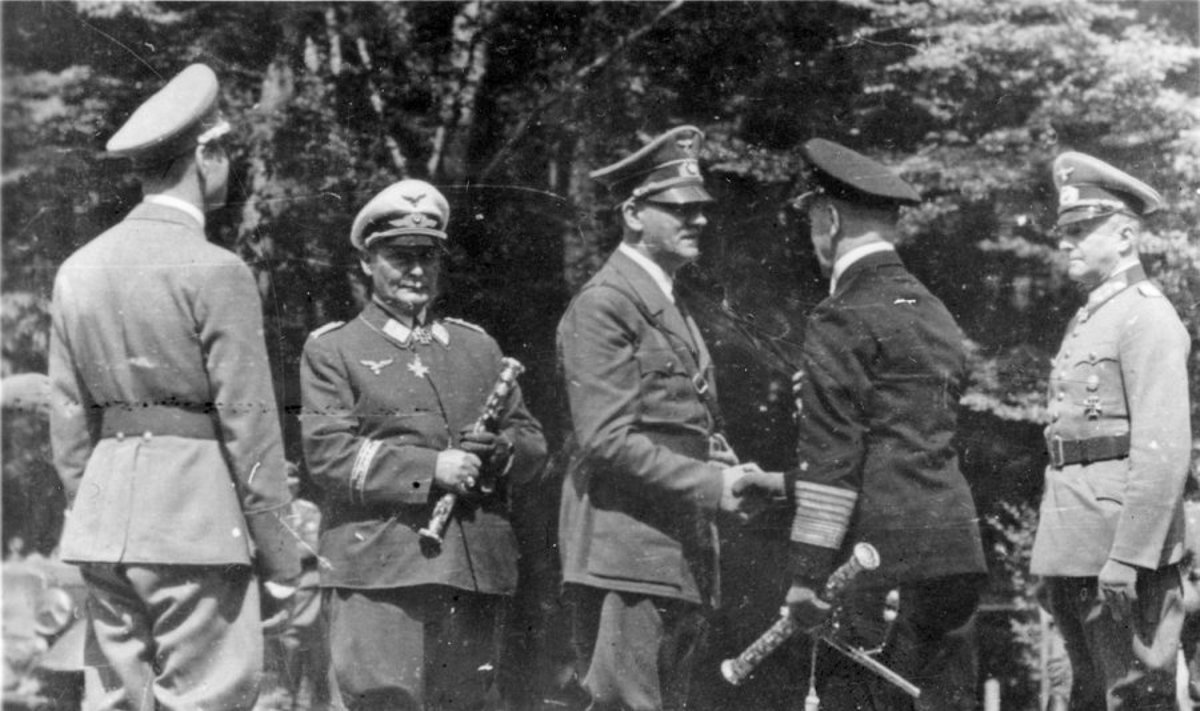 Iš kairės į dešinę: Hermannas Goeringas, Adolfas Hitleris, Erichas Raederis ir Wilhelmas Keitelis