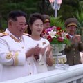 Imperatoriško stiliaus uniformą vilintis Kim Jong Unas armijos vadams surengė priėmimą