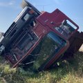 Vilnius-Kaunas kelyje apvirto sunkvežimis, nukentėjo vairuotojas