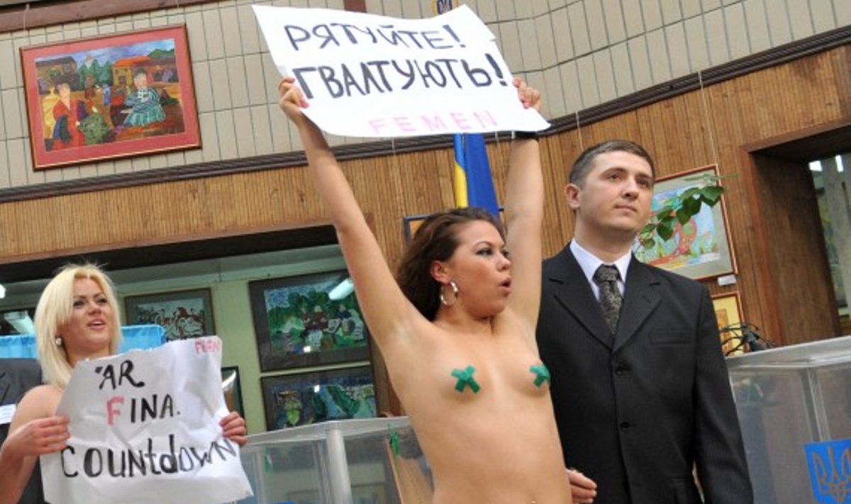 "Femen" protestas vienoje Kijevo rinkimų apylinkių