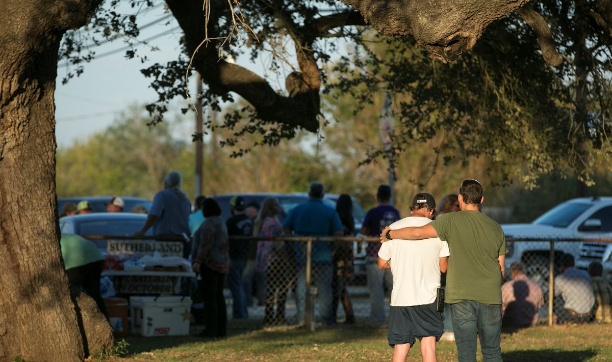 Žmonės Teksase gedi žuvusiųjų per šaudynes bažnyčioje