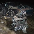 Joniškio aplinkkelyje „Mitsubishi“ kaktomuša rėžėsi į sunkvežimį, žuvo žmogus