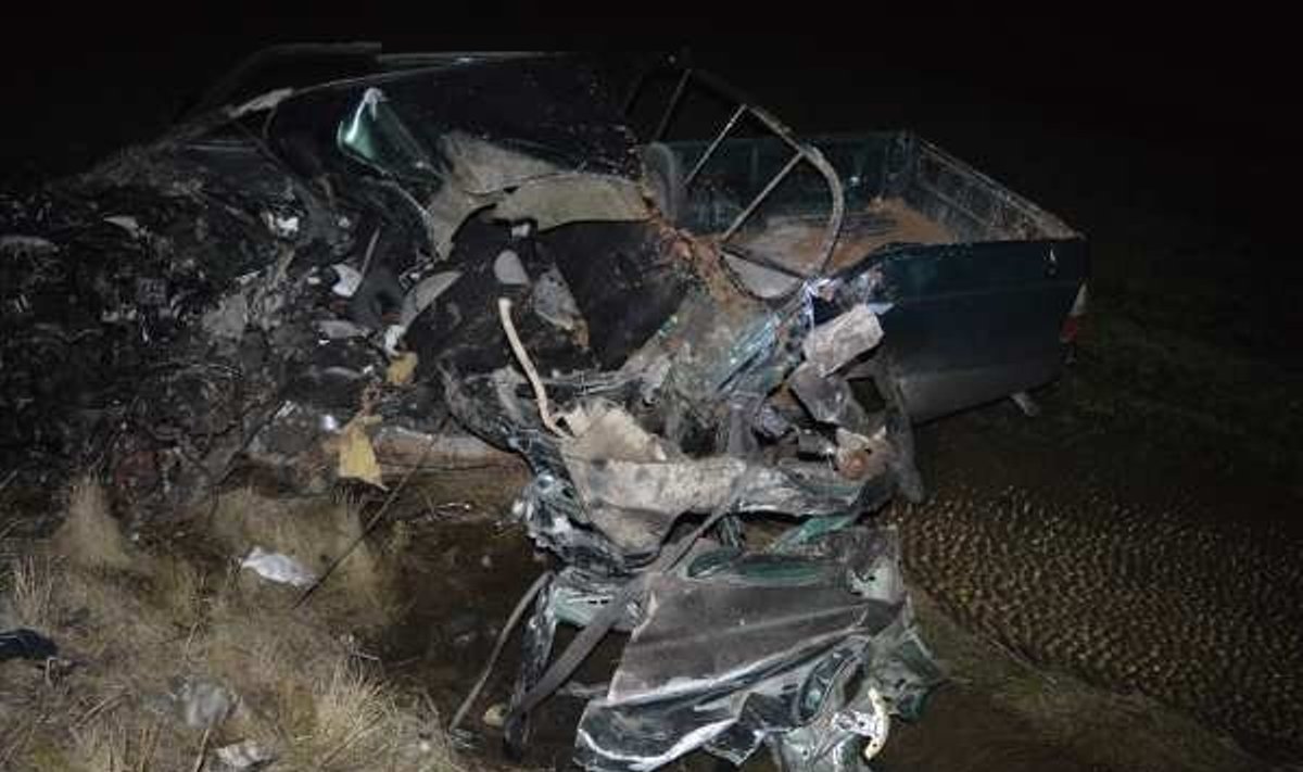 Joniškio aplinkkelyje "Mitsubishi" kaktomuša rėžėsi į sunkvežimį, žuvo žmogus 