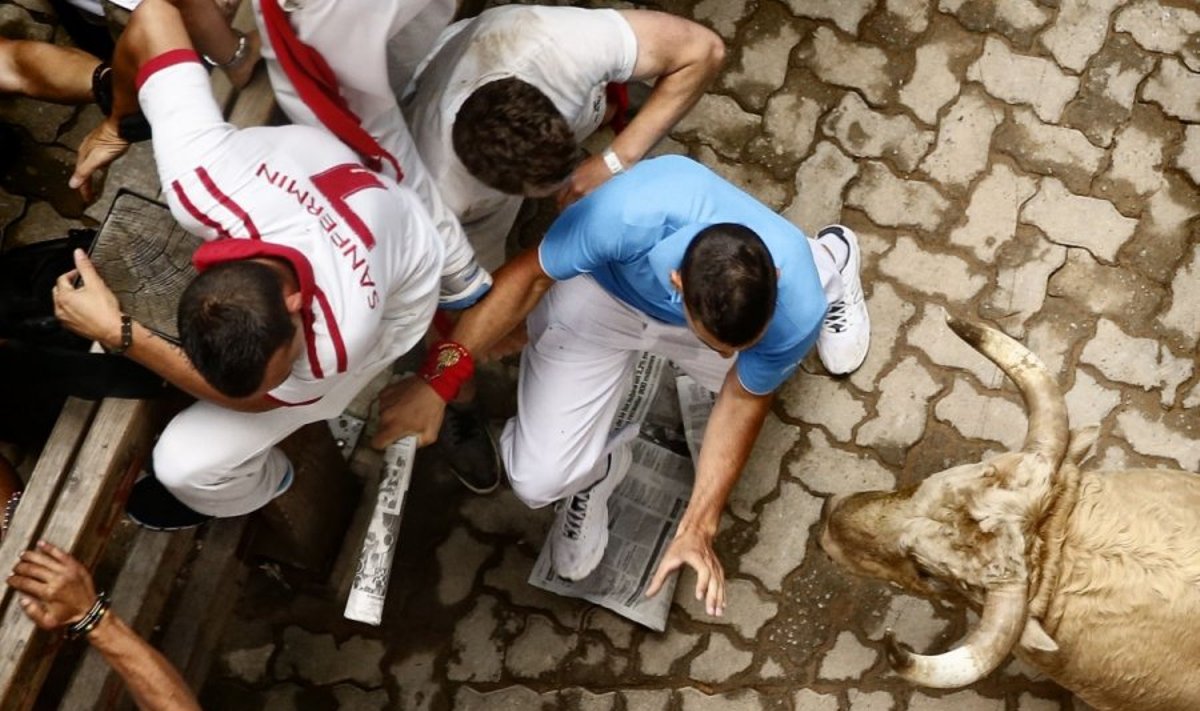Ispanijos Pamplonos mieste adrenalino mėgėjai sprunka nuo bulių