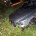 BMW skrydis Šiaulių r.: automobilis nuvažiavo nuo kelio ir užklimpo, girtas vairuotojas sulaikytas
