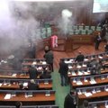 Kosovo parlamente protestuodama opozicija pasitelkė ašarines dujas
