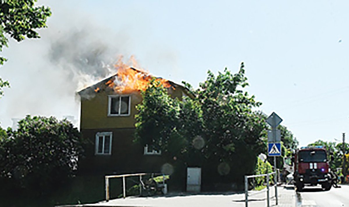 Po gaisro Kretingoje be namų liko 5 šeimos. Šiandien jos, prašydamos visuomenės ir Savivaldybės pagalbos, savo jėgomis bando atstatyti prarastus namus.