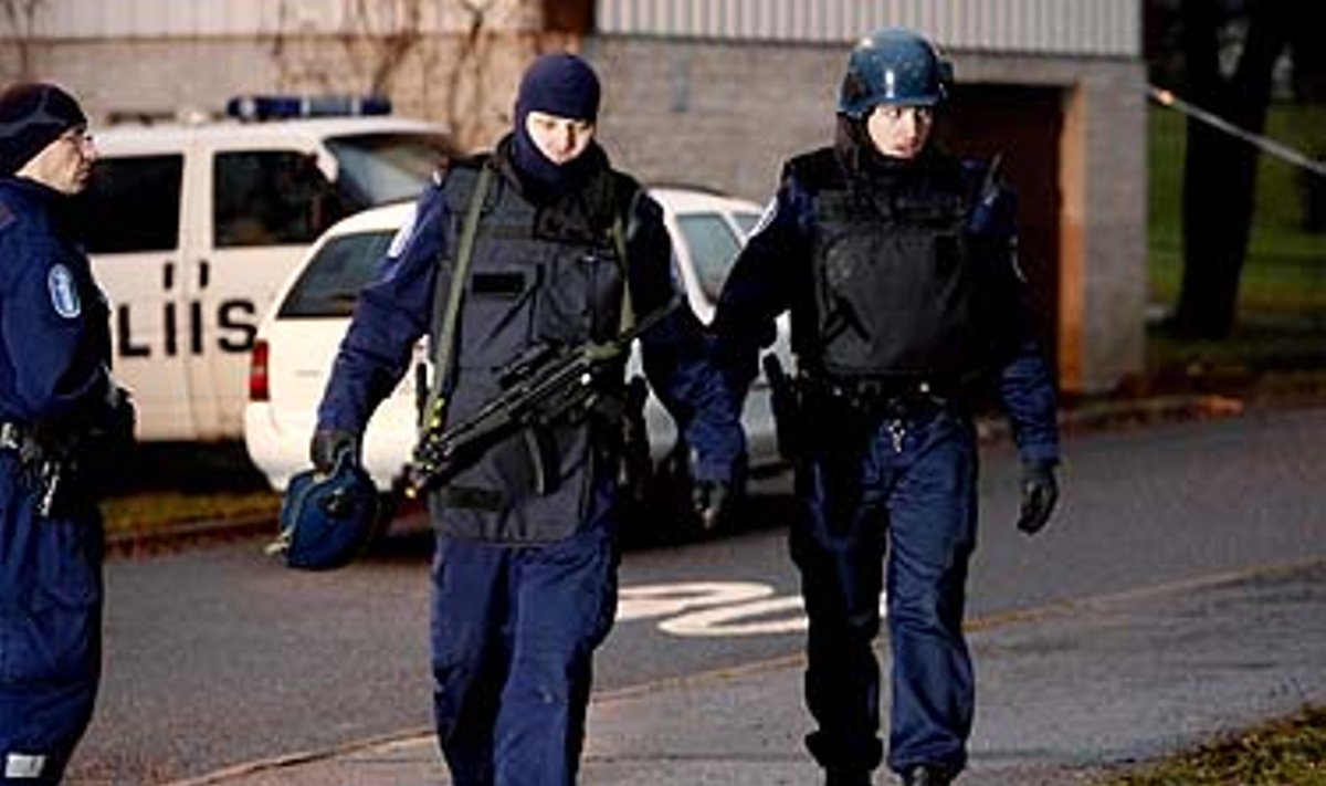 Suomijos policija prie mokyklos