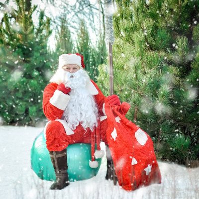 Kalėdų senelis sėdi ant mankštos kamuolio