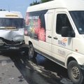 Vilniuje susidūrus dviem mikroautobusams ir lengvajam automobiliui sužaloti 4 žmonės