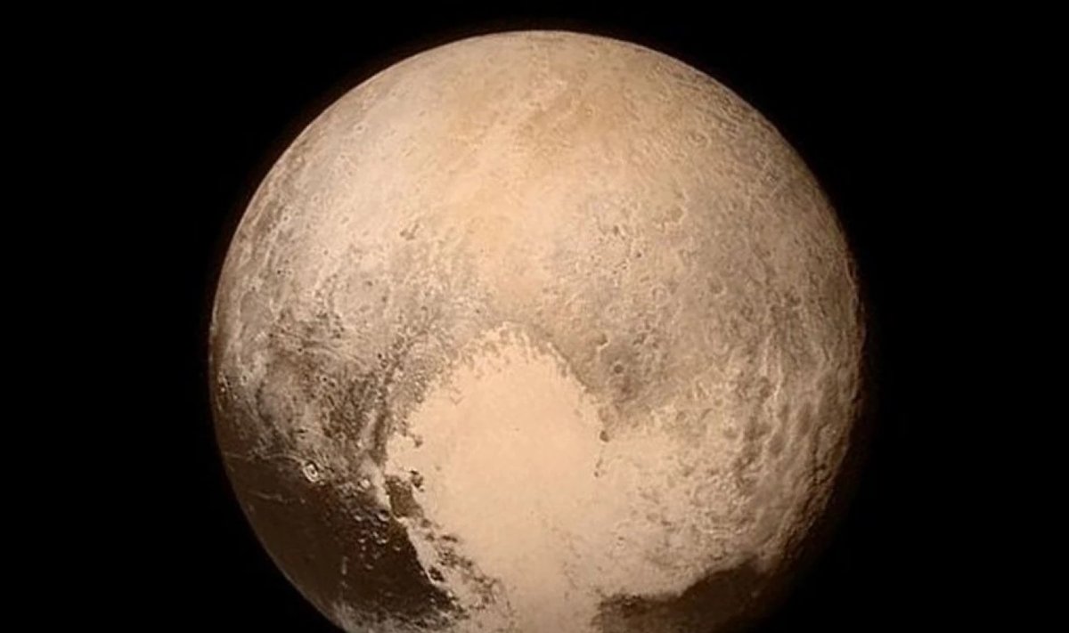 Plutono "širdyje" atsirado plyšys