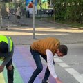 Vilniuje „perdažyta“ vaivorykštės spalvomis papuošta pėsčiųjų perėja: uždažė juoda spalva