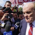 Trumpas surengė aukų rinkimo akciją buvusiam savo advokatui Giulianiui