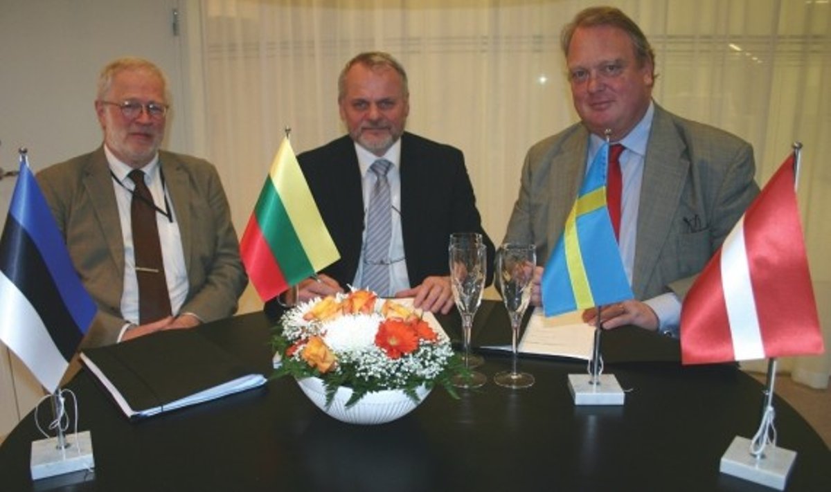 (Iš kairės): Sture Larsson, technikos direktorius, Aloyzas Koryzna, „Lietuvos energijos” generalinis direktorius ir Mikael Odenberg, „Svenska Kraftnät” vadovas. 