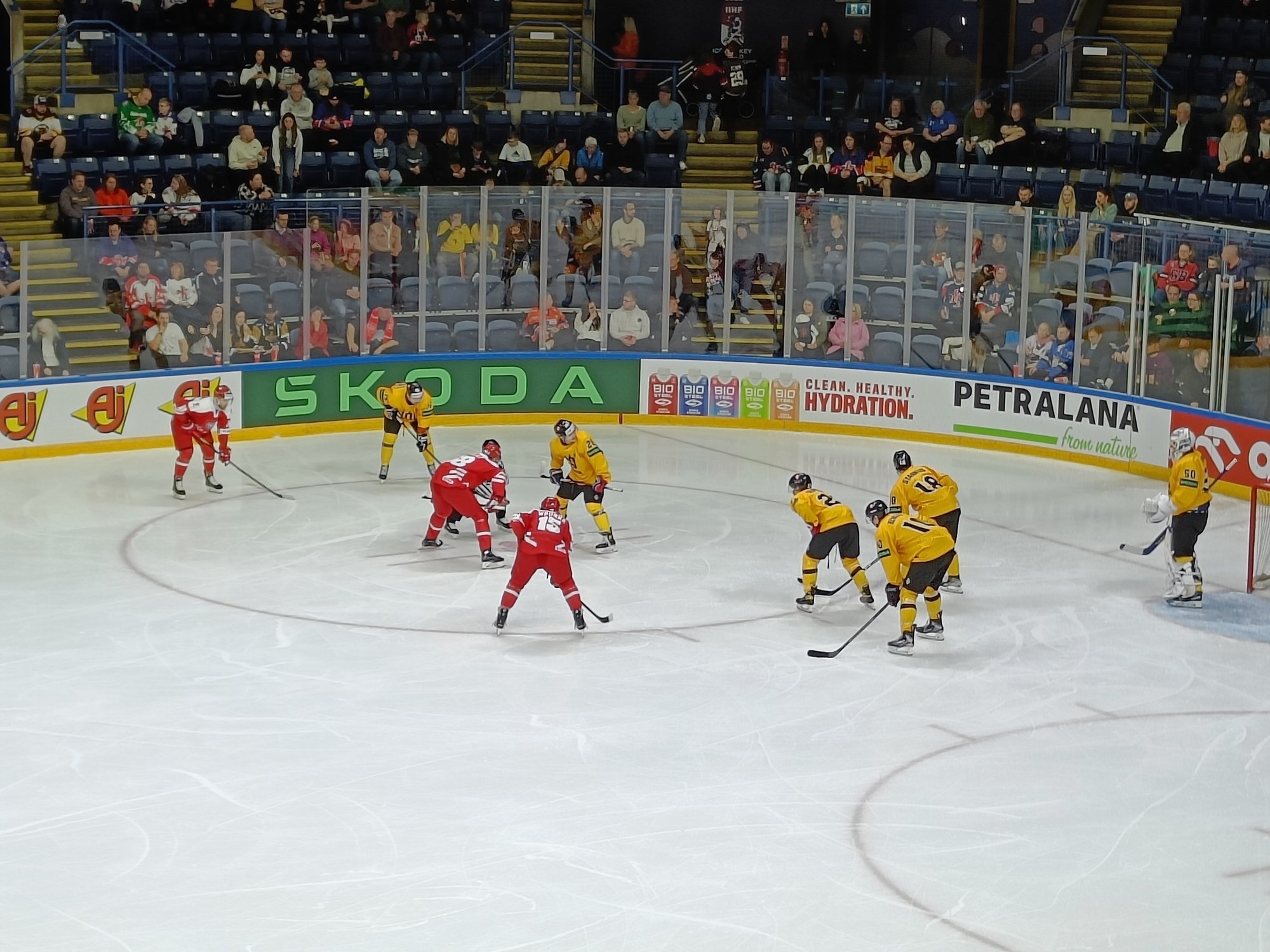 Bolesny początek mistrzostw: reprezentacja Litwy w hokeju na lodzie jest wstrząśnięta przez Polaków