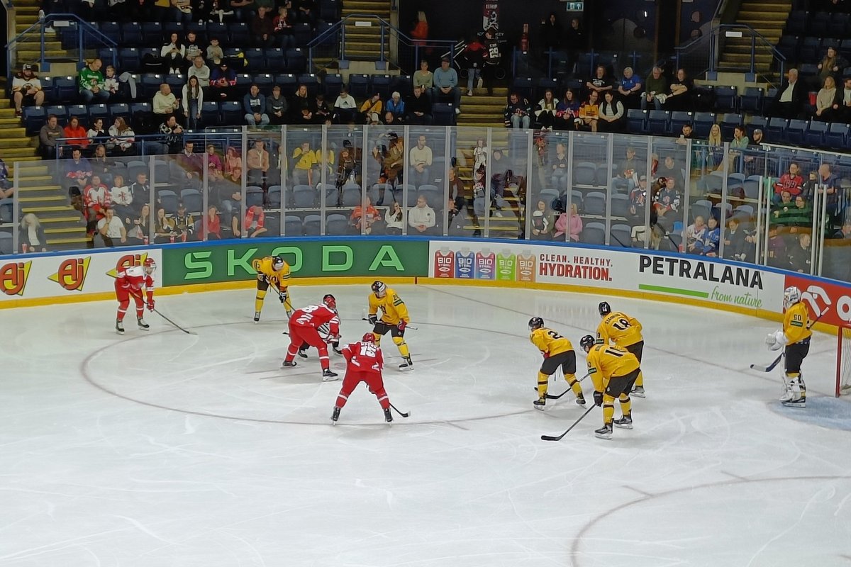 Bolesny początek mistrzostw: reprezentacja Litwy w hokeju na lodzie jest wstrząśnięta przez Polaków
