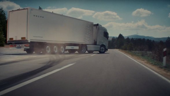 Naujame klipe – du „Volvo“ sunkvežimiai netikėtame amplua
