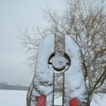 В Литве памятник сотрудникам НКВД разрисовали советскими и нацистскими символми