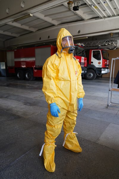 Ugniagesio specializacija – chemija, radiacija, biologija, tad šis apsauginis kostiumas – vyro kasdienybė.