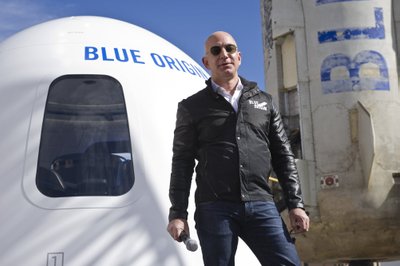 Turtingiausias žmogus pasaulyje Jeffas Bezosas kartu su komanda išskris į kosmosą.