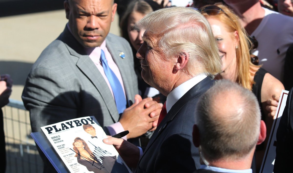 Donaldas Trumpas deda autografą ant žurnalo Playboy