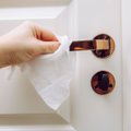 Didžiausi užkratai namuose – dažniausiai liečiami paviršiai: kaip valyti durų rankenas ir stalviršius?