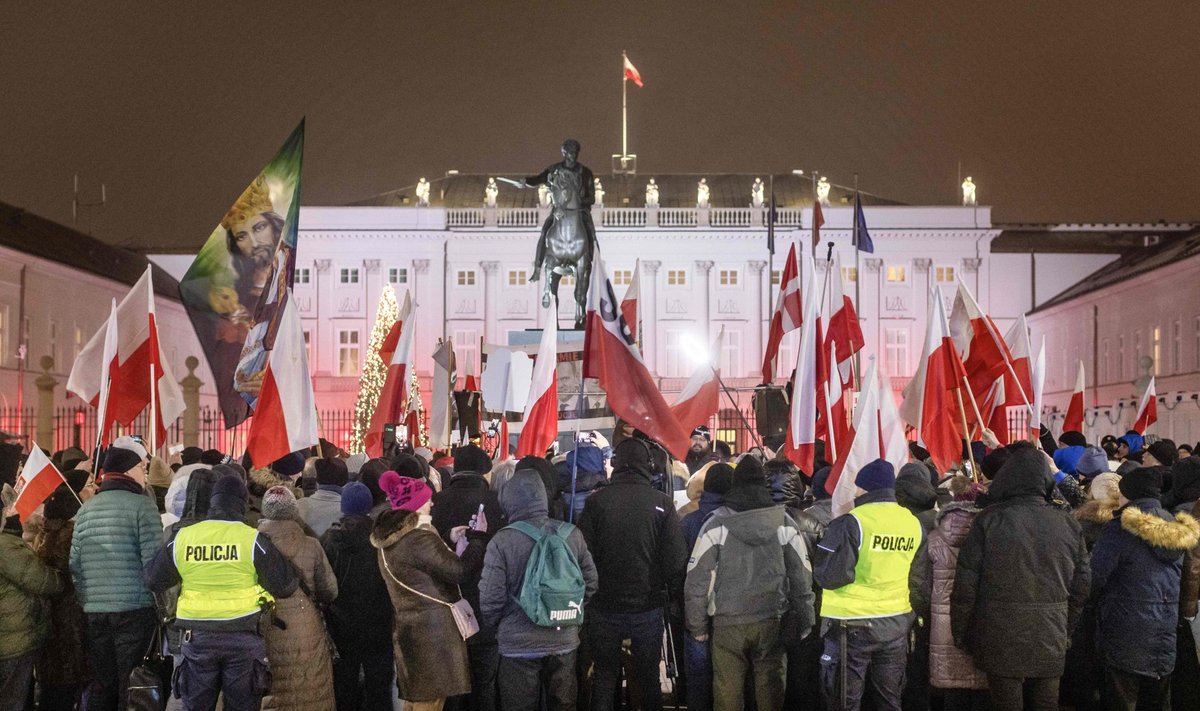 Protestuotojai susirinko prie Lenkijos prezidento rūmų palaikyti sulaikytų politikų 