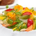 Sveika idėja Kūčių salotoms – su žuvimi puikiai derantis vaisius