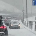 Gausus sniegas sutrikdė Vilniaus vairuotojus: pasipylė avarijos