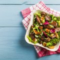 Vakarienė skaičiuojantiems kalorijas: karštos salotos su vištienos kepenėlėmis