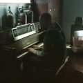 Jautri akimirka: amerikietis groja pianinu potvynio užpiltuose namuose