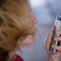 Seimas pritarė pataisoms uždrausti pėstiesiems naudotis mobiliaisiais telefonais perėjose