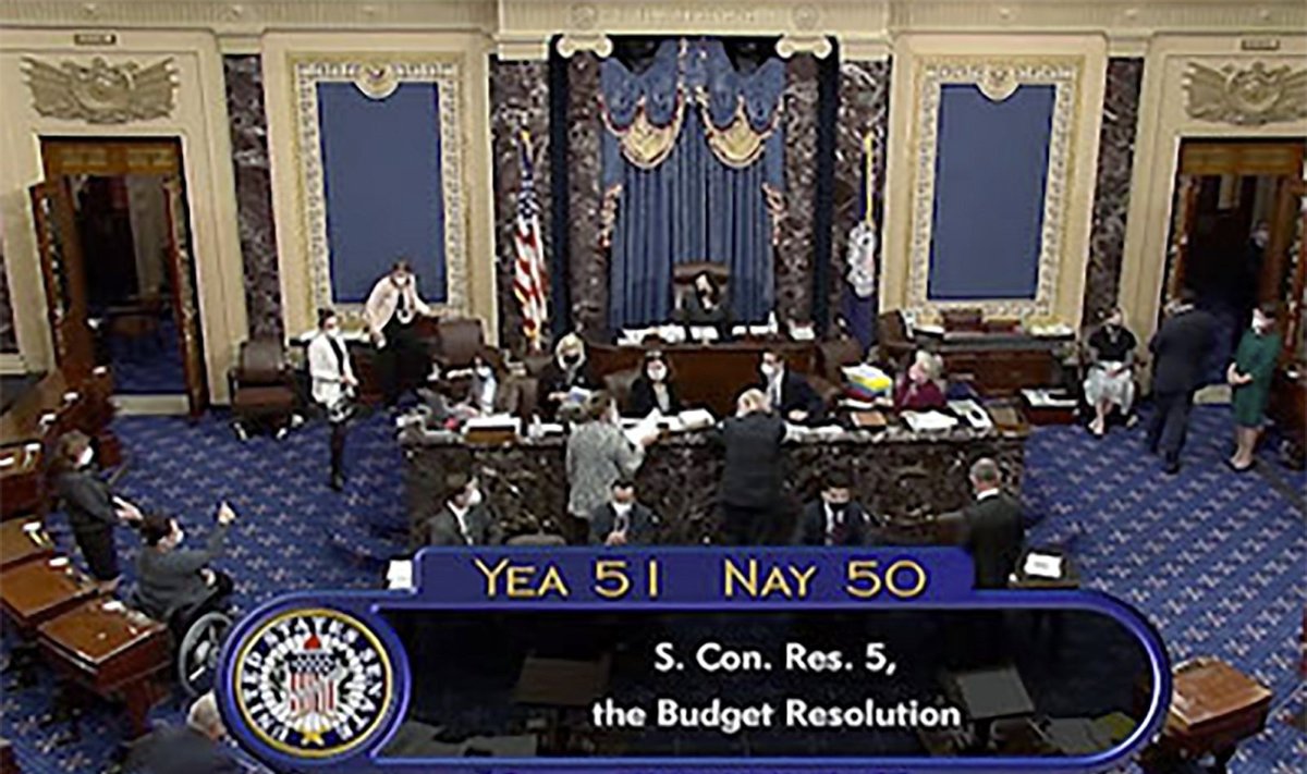 JAV Senatas atvėrė kelią demokratams patvirtinti pagalbos dėl COVID-19 paketą