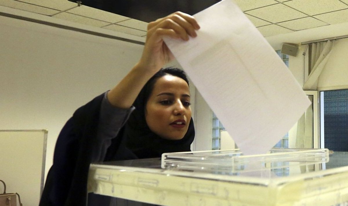 Saudo Arabijoje moterys pirmą kartą dalyvavo ir balsavo rinkimuose