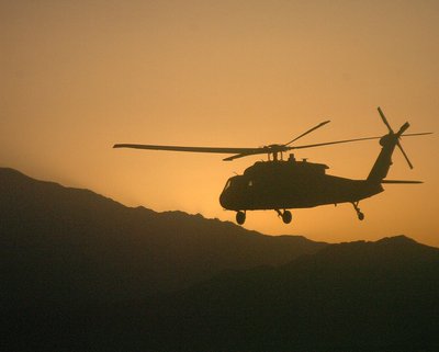 „Juodasis Vanagas“ skraidina 10-osios Kalnų Divizijos karius. Afganistanas