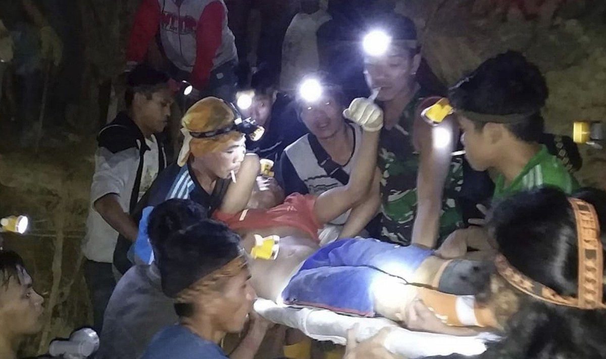 Indonezijoje per griūtį neteisėtoje aukso kasykloje palaidota dešimtys žmonių