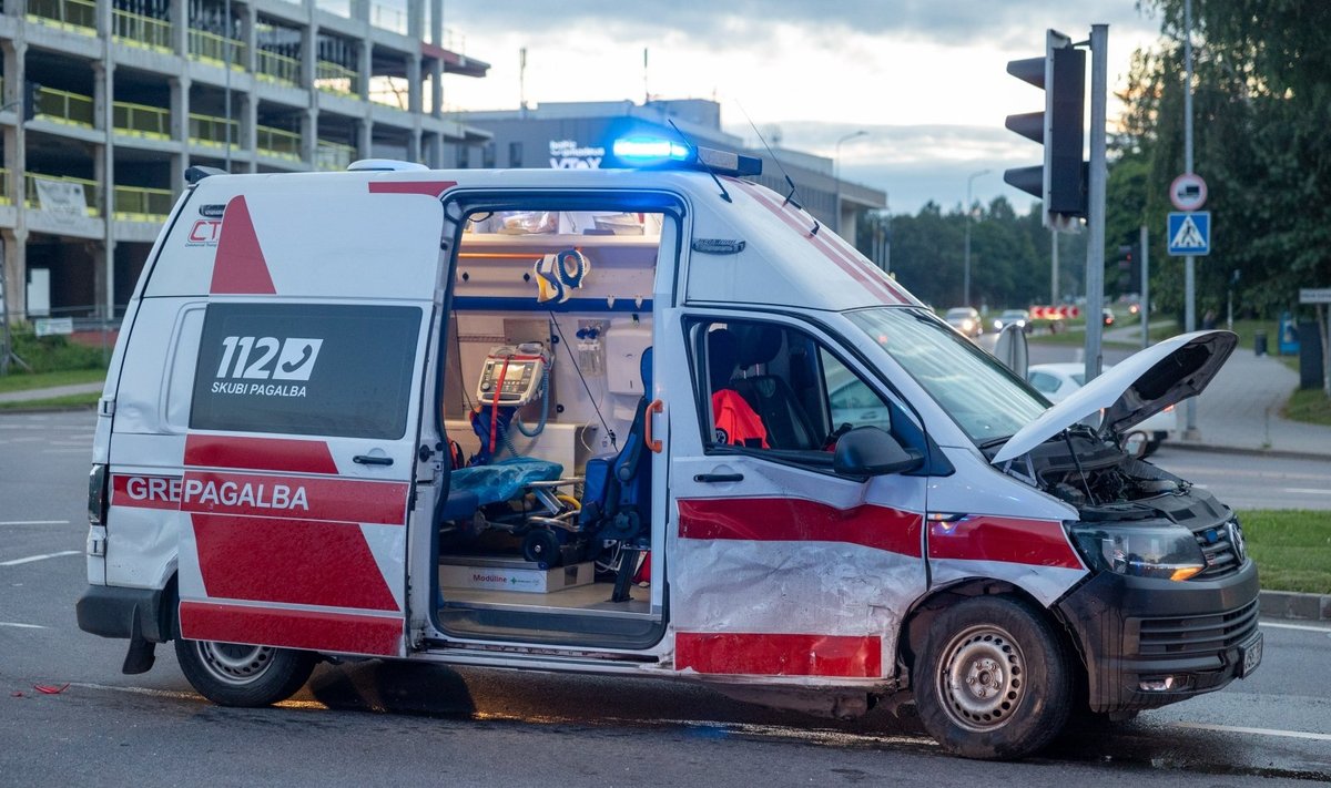 Avarija Vilniuje: gimdyvę į ligoninę vežę medikai susidūrė su automobiliu