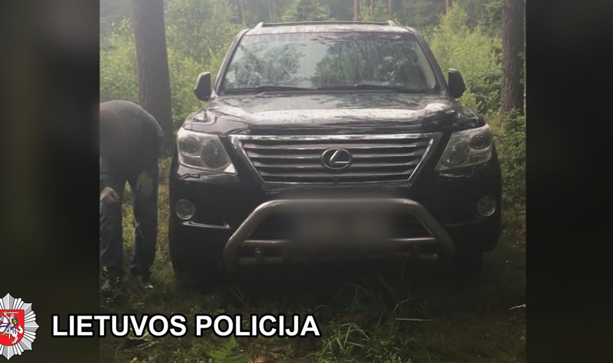 Palangoje pavogtas "Lexus" aptiktas miške