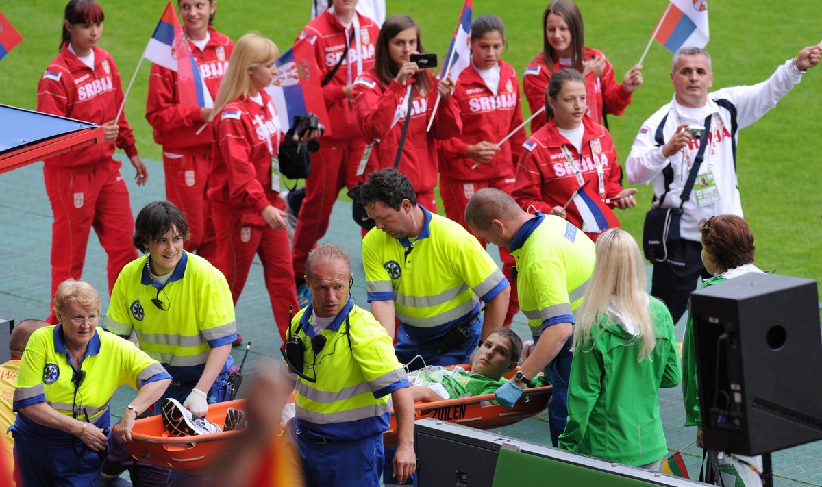 Iš Europos jaunimo olimpinio festivalio atidarymo Lorenas Ažukas buvo išgabentas neštuvais