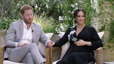 Duodama skandalingąjį interviu Oprah Winfrey, M. Markle apsirengė šilkinę „Armani“ suknelę su dirželiu, kainuojančią 4 700 dolerių