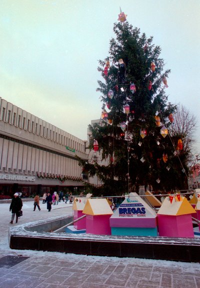 Kaunas, 1994 m. gruodžio 23 d. (ELTA). Kalėdų eglė Kaune. Kęstučio Jurelės (ELTA) nuotr.