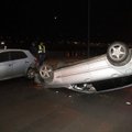 Kaune po smūgio į stovintį automobilį „Mercedesas“ virto ant stogo