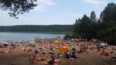 Poilsiautojai prie Gėlos ežero