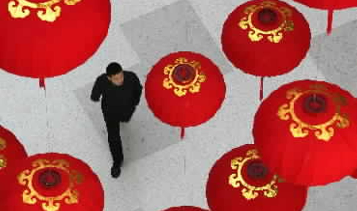 Kinas eina išpuošta naujametėmis dekoracijomis Šanchajaus prekybos centro gatve. 