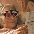 Vienintelis noras – skaityti: 93-ejų sulaukusi senolė pirmą kartą užsidėjo akinius