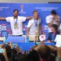Vokietijos futbolininkai rinktinės trenerį J. Loewą išmaudė šampane per spaudos konferenciją