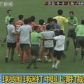 Futbolo sirgalius Kinijoje pademonstravo teisėjui savo karatė įgūdžius