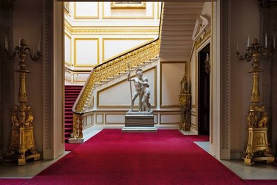 Bakingemo rūmų interjeras (Knyga „Buckingham Palace: The Interiors“/Kayleigh Jankowski nuotr.)